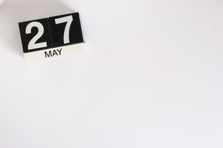 五月二十七日。 5月27日白色背面木制彩色日历图像