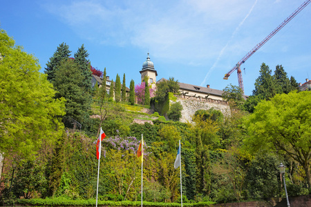 在巴登巴登欣赏新城堡及其露台