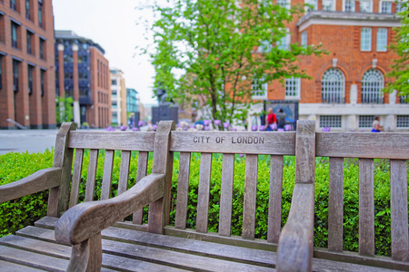 伦敦金融城的木制长凳