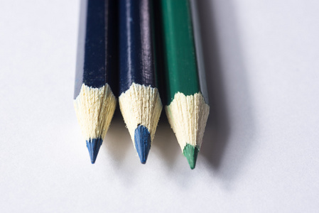 孤立在白色背景上的绿色和蓝色的彩色的铅笔