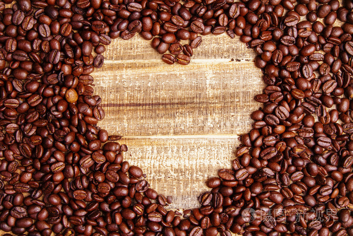 领视达的木桌上的咖啡种子心