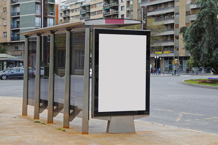 在一个公共汽车站的空白广告图片