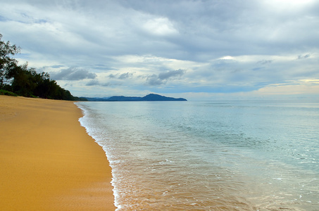 美丽的海滩，与蔚蓝的天空，在迈考海滩，普吉岛，泰国