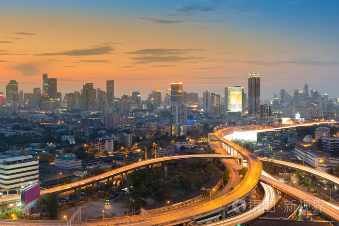 美丽的城市市中心的背景下和路交汇处的夕阳的天空