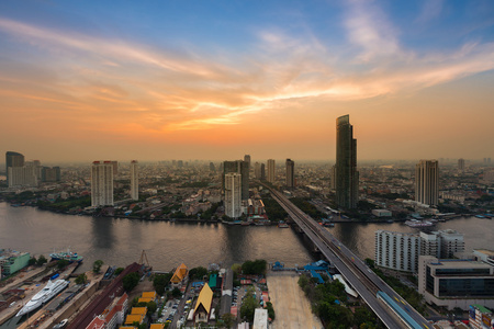 曼谷的主要河流跨越城市市中心与戏剧性的天空日落之后