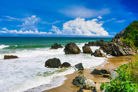 在山上空的海滩的视图