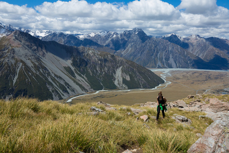 女人旅行背包徒步旅行在山