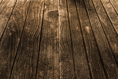 旧的和风化的棕色木板的特写镜头