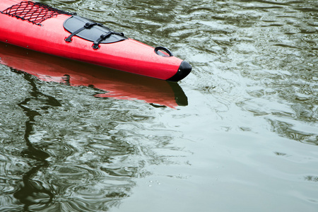 红皮划艇在水 休闲 度假 户外活动的概念