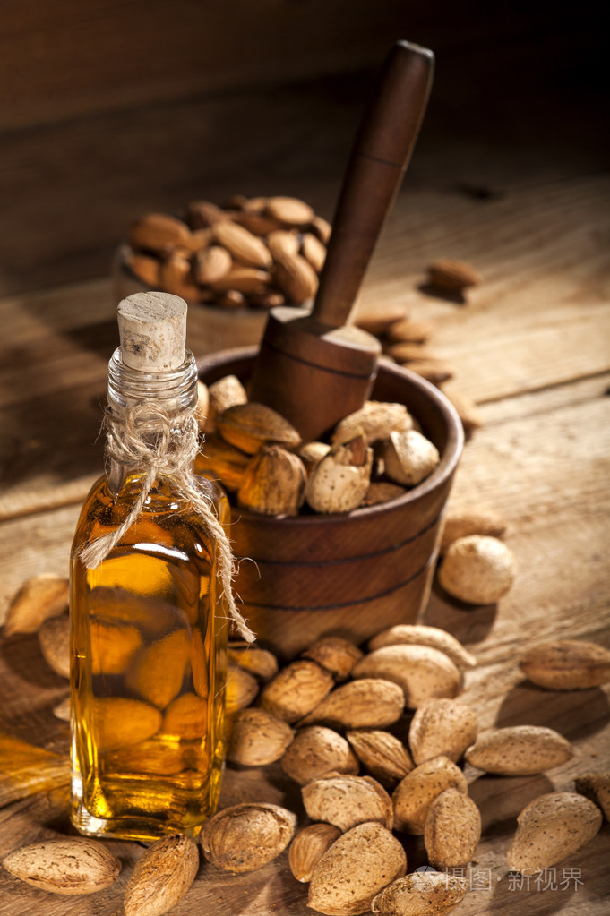 杏仁油上旧的木制背景