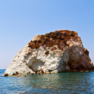 山和欧洲希腊 santorin 的夏季海滩上的岩石