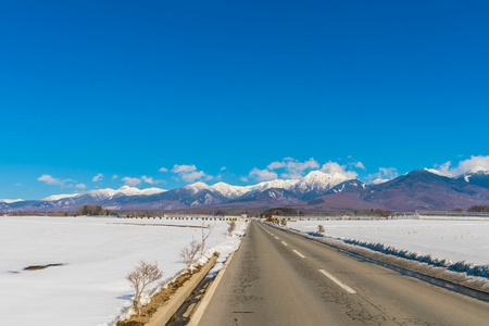 冬季通往山区的道路日本