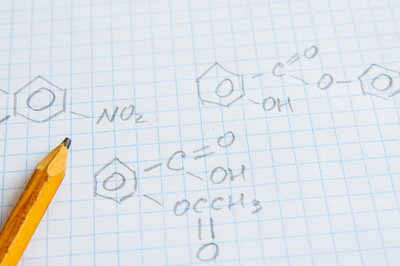 化学科学公式在白色的床单上