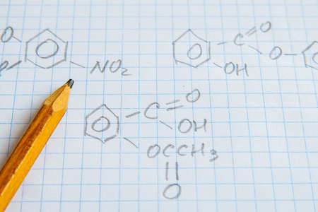 化学科学公式在白色的床单上