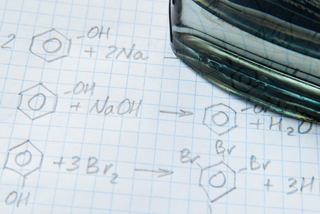 化学科学公式在白色的床单上