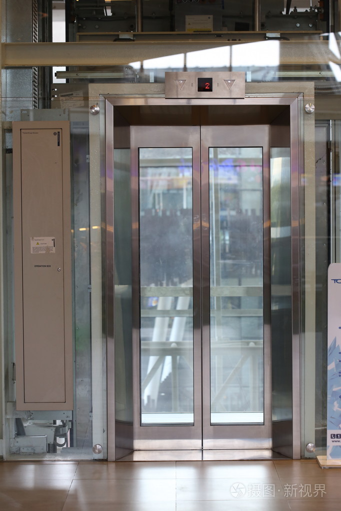 楼内的玻璃电梯