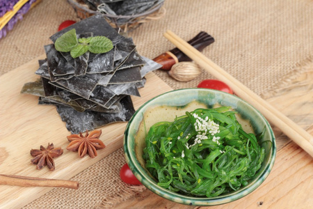 海藻沙拉很好吃和干海藻很多干辣椒作为食物背景大火灾.干草正在燃烧.