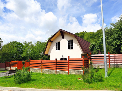 山为背景的小屋