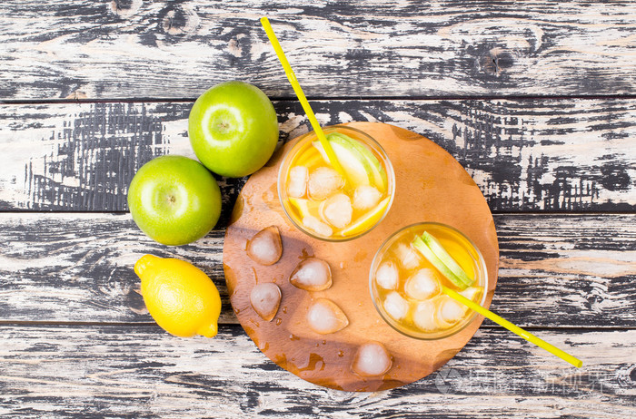 从苹果和柠檬的鸡尾酒