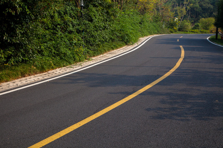 美丽的太阳升起与沥青公路路面的天空