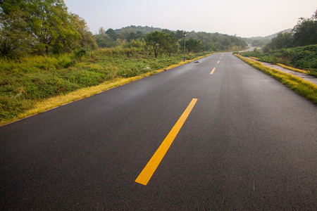 美丽的太阳升起与沥青公路路面的天空