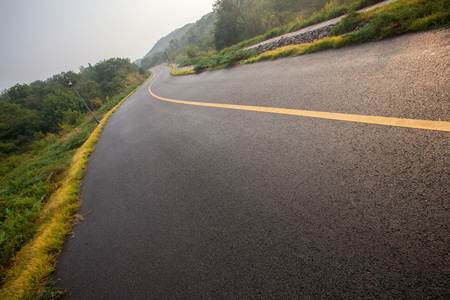 美丽的太阳升起与沥青公路路面的天空