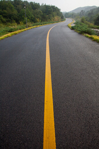 美丽的太阳升起与沥青公路路面的天空