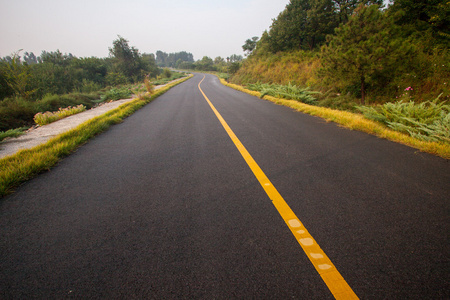 美丽的太阳升起与沥青公路路面的天空