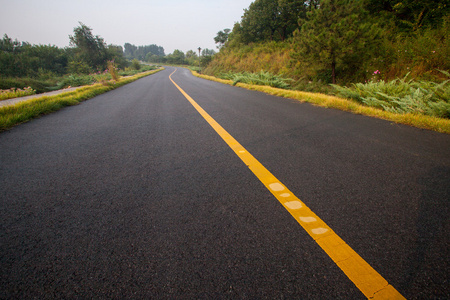 美丽的太阳升起与沥青公路路面的天空