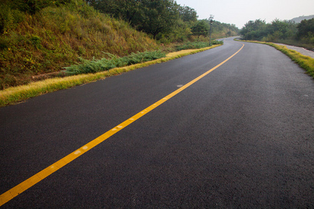 美丽的太阳升起与沥青公路路面的天空