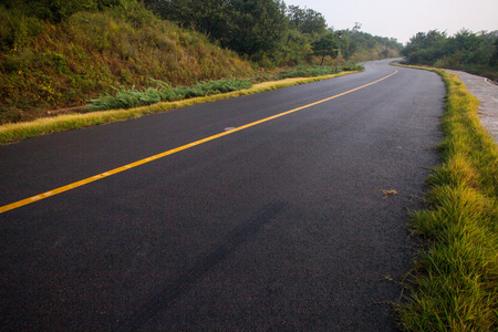 美丽的太阳升起与沥青公路路面的天空