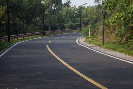 美丽的太阳升起与沥青公路路面的天空