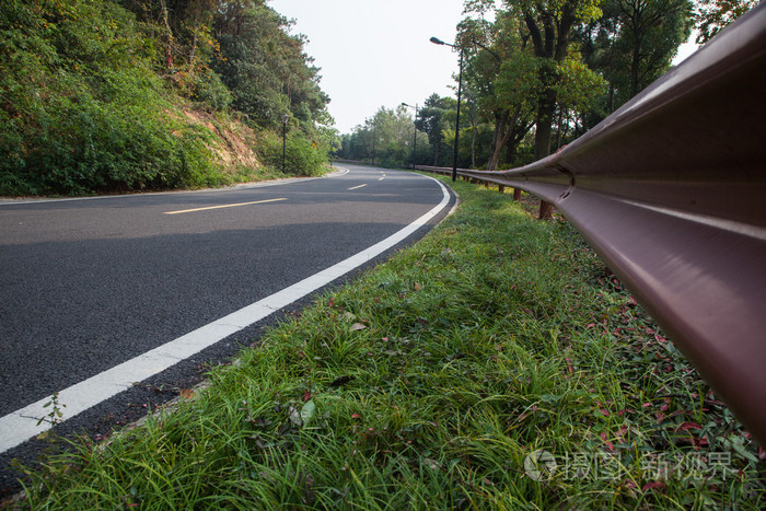 美丽的太阳升起与沥青公路路面的天空