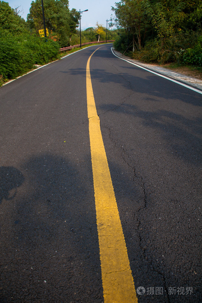 美丽的太阳升起与沥青公路路面的天空