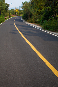 美丽的太阳升起与沥青公路路面的天空