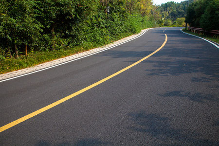 美丽的太阳升起与沥青公路路面的天空