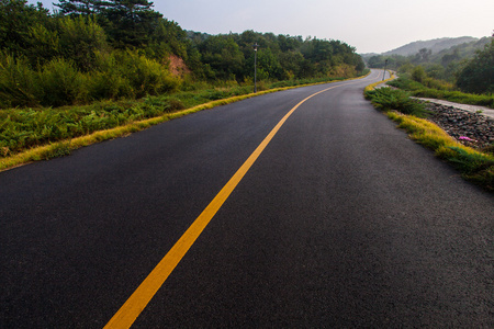 美丽的太阳升起与沥青公路路面的天空