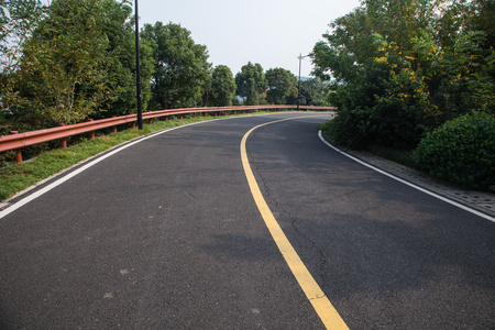 美丽的太阳升起与沥青公路路面的天空