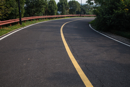 美丽的太阳升起与沥青公路路面的天空