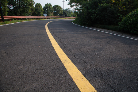 美丽的太阳升起与沥青公路路面的天空