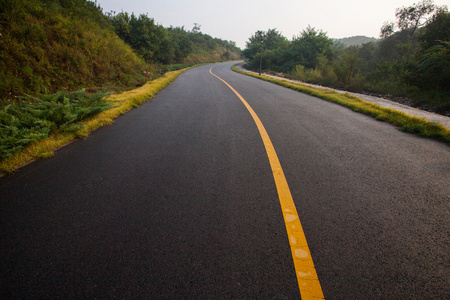 美丽的太阳升起与沥青公路路面的天空