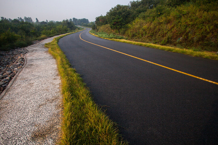 美丽的太阳升起与沥青公路路面的天空