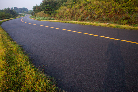 美丽的太阳升起与沥青公路路面的天空