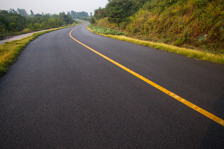 美丽的太阳升起与沥青公路路面的天空