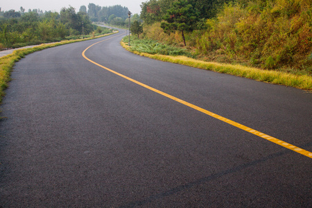 美丽的太阳升起与沥青公路路面的天空