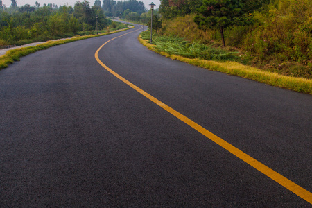 美丽的太阳升起与沥青公路路面的天空