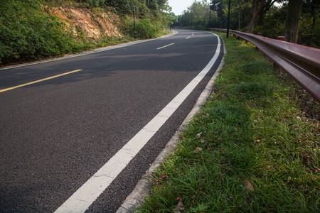 美丽的太阳升起与沥青公路路面的天空