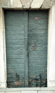 旧的生锈的金属门