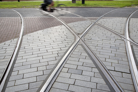 电车轨道和骑自行车者在鹿特丹