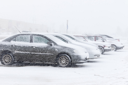 停车在雪上汽车